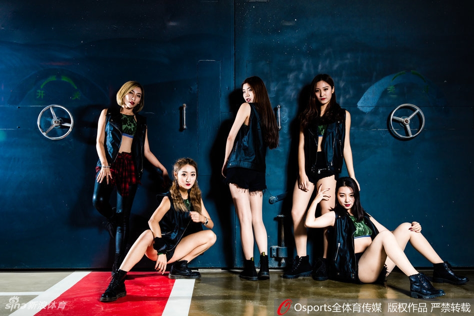 一位队员坐在豪车驾驶座上，手握方向盘，目光坚定地望向前方，仿佛一位随时准备出征的赛车手，将速度与激情完美融合。