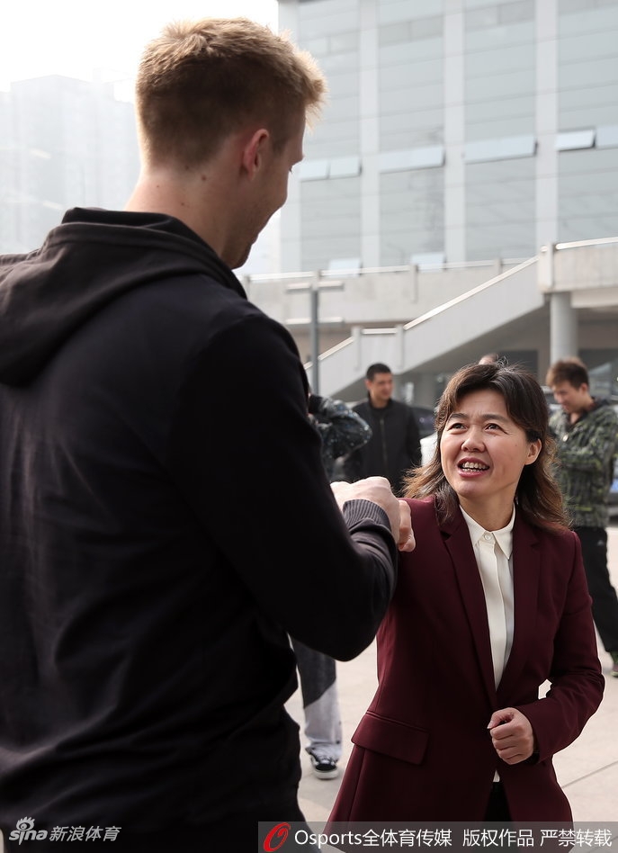 北京首钢男篮队员方硕在出征仪式上神情专注，作为球队的重要一员，他将在新赛季承担起更重的责任。