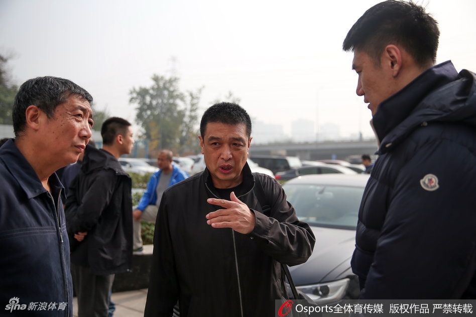 北京首钢男篮全队在出征仪式上整齐列队，他们目光如炬，蓄势待发，准备在新赛季的CBA赛场上大展宏图。