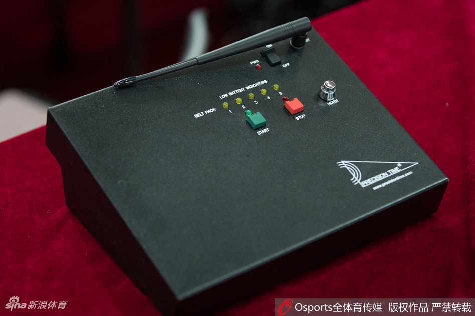 新疆红山体育馆内灯火通明，巨大的冠军旗帜见证着CBA揭幕战的荣耀时刻