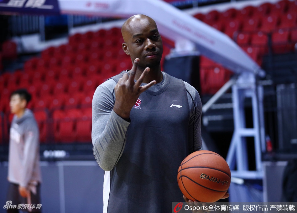 训练结束拉伸环节，兰德里一边压腿一边露出狡黠笑容，搞怪不断，将训练场变成了他的个人脱口秀舞台。