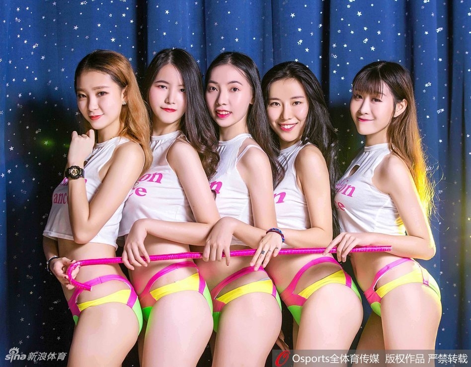 舞时尚啦啦队成员身姿挺拔,露出灿烂自信的笑容,仿佛在向观众发出新赛季的邀请