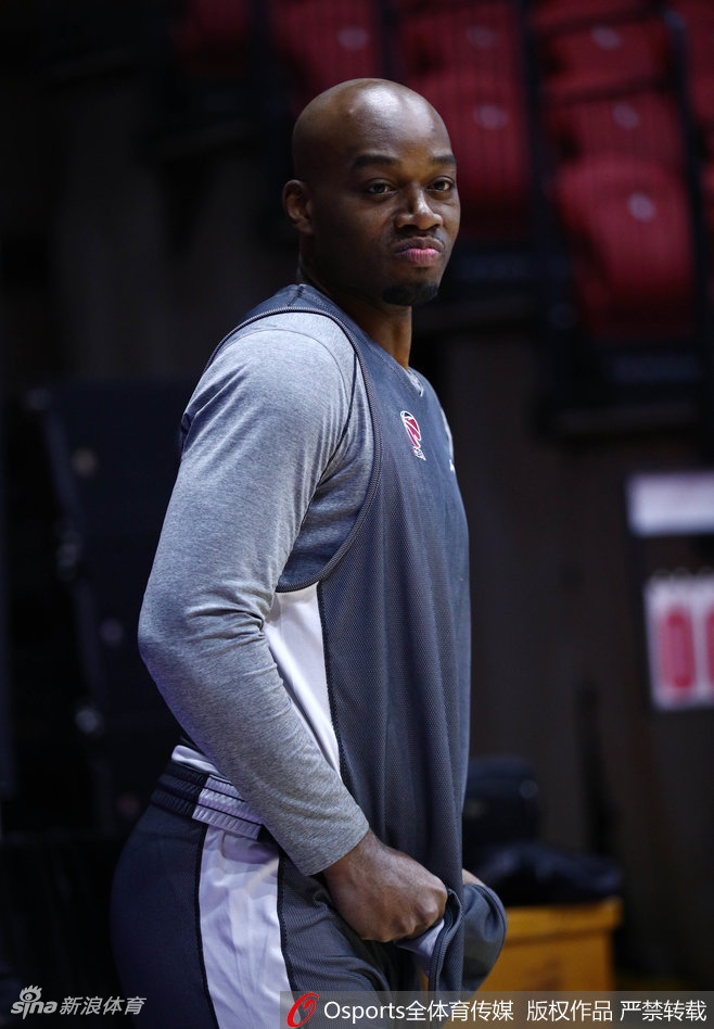 韦弗在场边拉伸，背景中的兰德里表情鬼马，两位火箭旧将的互动成为训练场外最有趣的风景线。