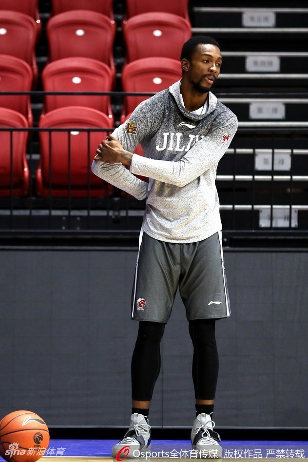 兰德里在训练暂停时扭头张望，眼神中透露出一丝狡黠，仿佛在盘算着下一个恶作剧的目标是谁。