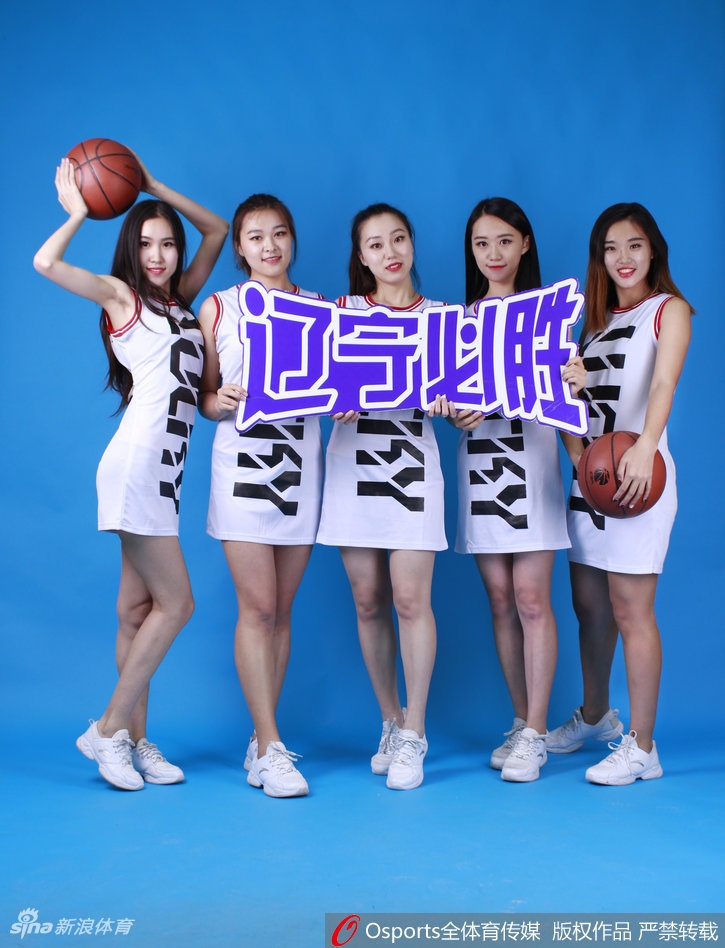 这位啦啦队员在赛场边回眸一笑，手中的金色花球闪闪发光，她的笑容如同温暖的阳光，瞬间融化了赛场的紧张气氛。