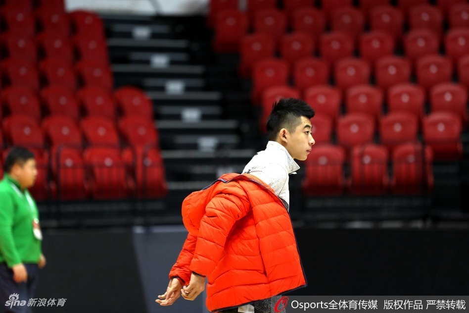 兰德里在训练中露出搞怪表情，张嘴瞪眼化身表情包，逗乐了场边所有队友和工作人员。