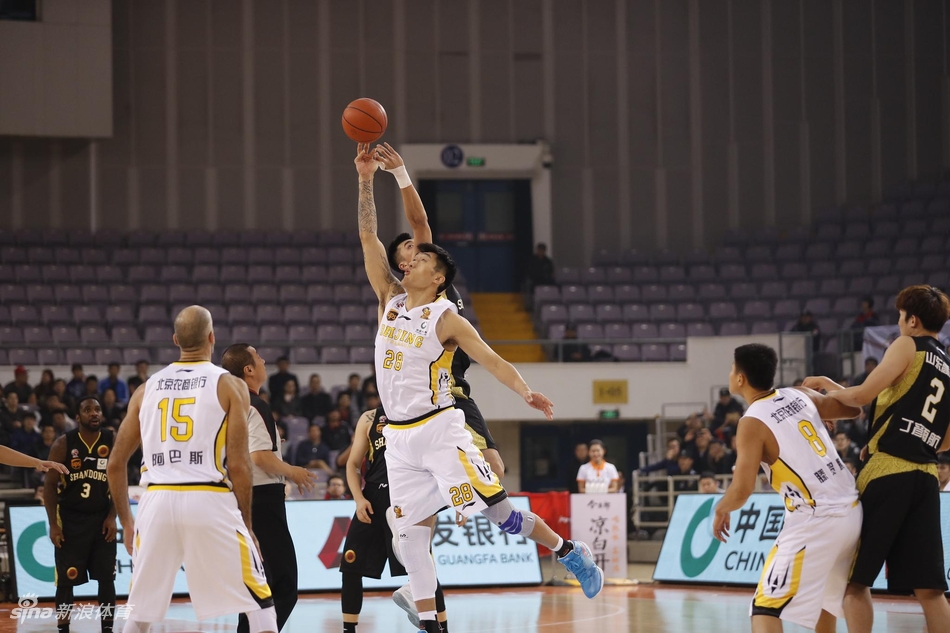 北控主场座无虚席，球迷们高举标语，共同见证这场属于CBA的经典MVP对决。