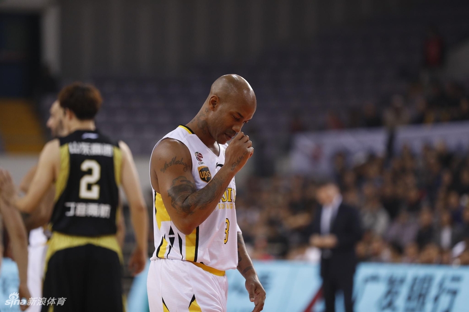 丁彦雨航高高跃起，在空中舒展身体完成一记势大力沉的单手劈扣，引爆全场。