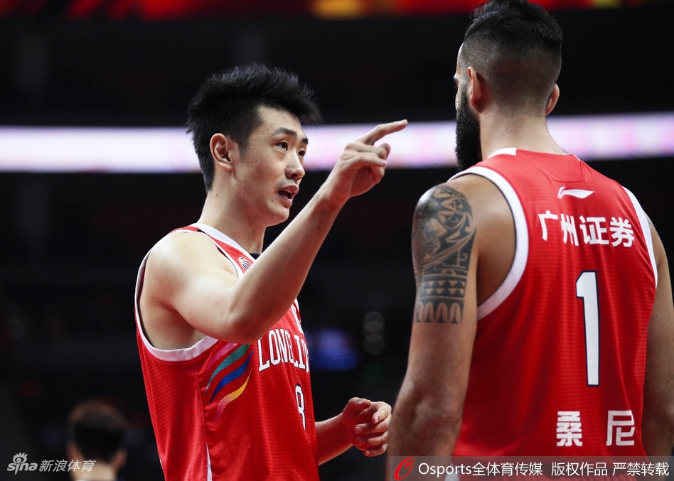 广东外援杰克逊如闪电般突破防线，迎着防守球员上演单手劈扣，身体在空中绷成一张充满力量感的弓。