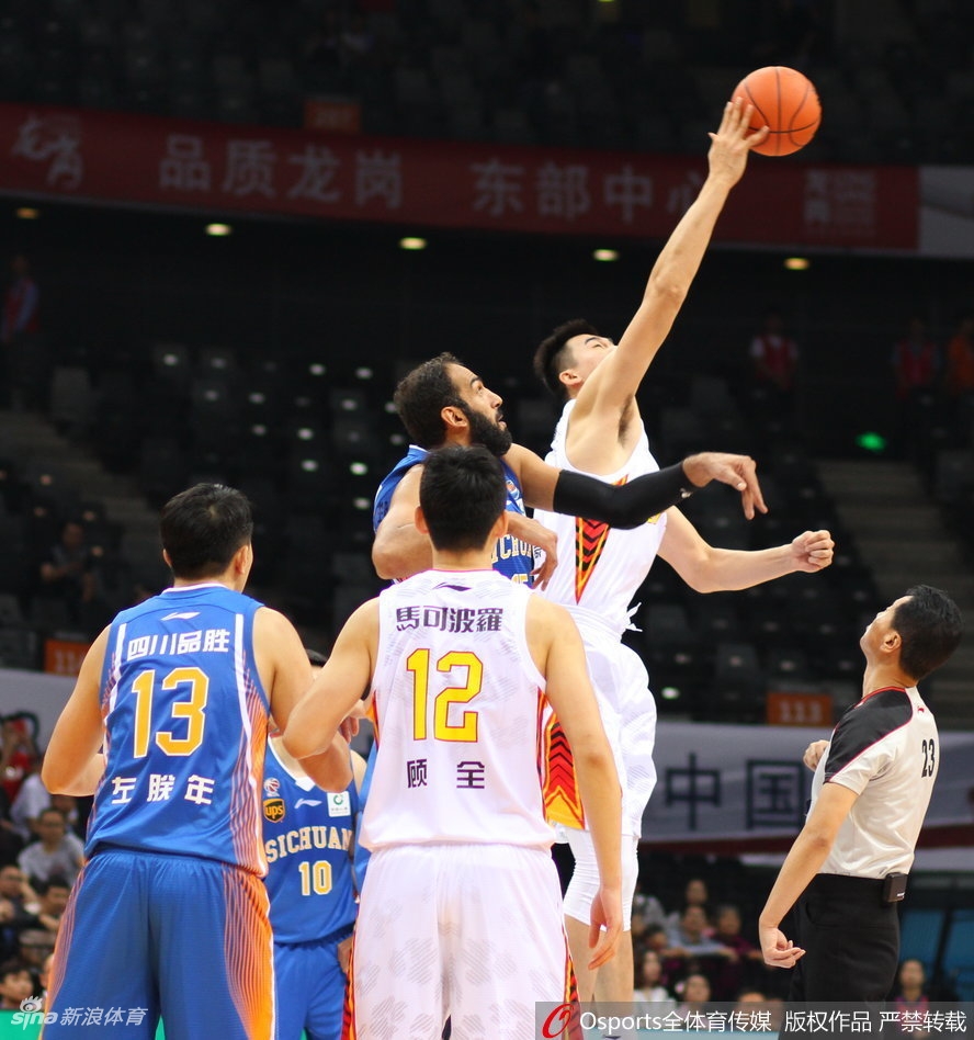 萨林杰高高跃起，在与哈达迪的正面交锋中强硬摘下一个宝贵的前场篮板，落地瞬间他肌肉紧绷，为接下来的二次进攻蓄势待发。