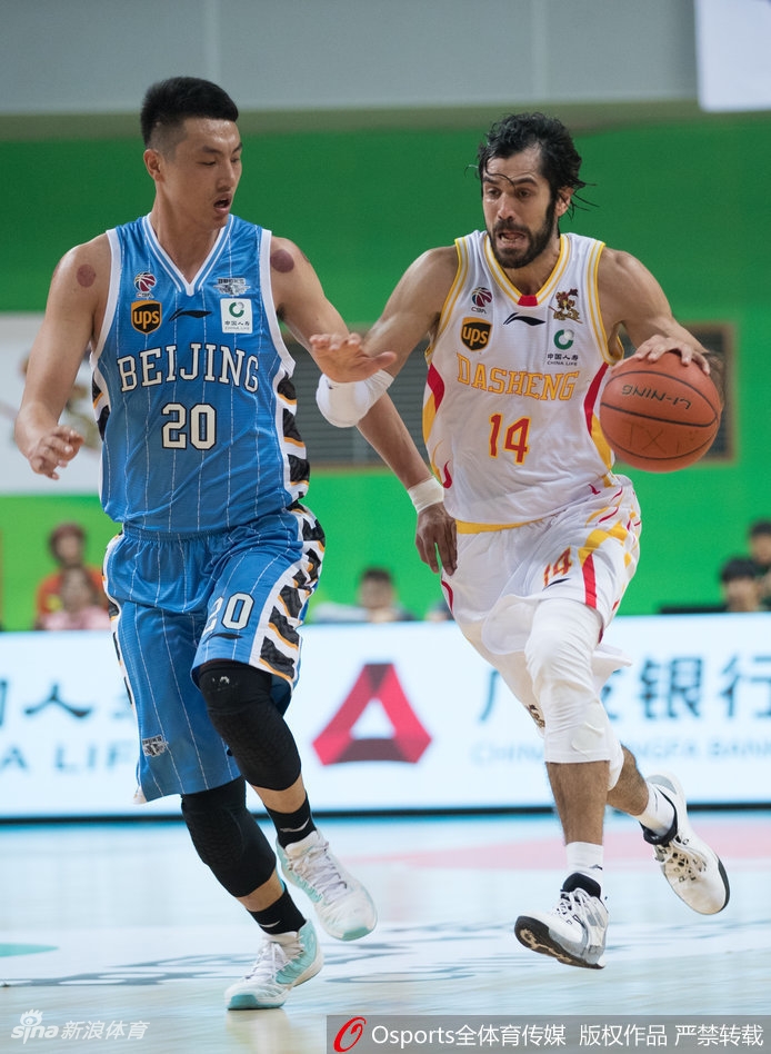 王骁辉手握篮球，眼神坚毅地望向篮筐，在队友的掩护下，他即将又一次用精准的三分球打击对手。