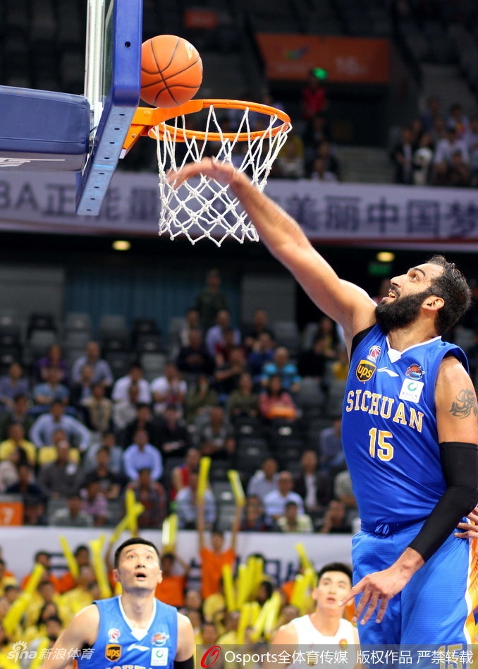 赛场上，何忠勉与孟铎合力包夹持球的四川队球员，两人手臂张开形成一道防守屏障，展现了深圳队强硬的团队防守态度。