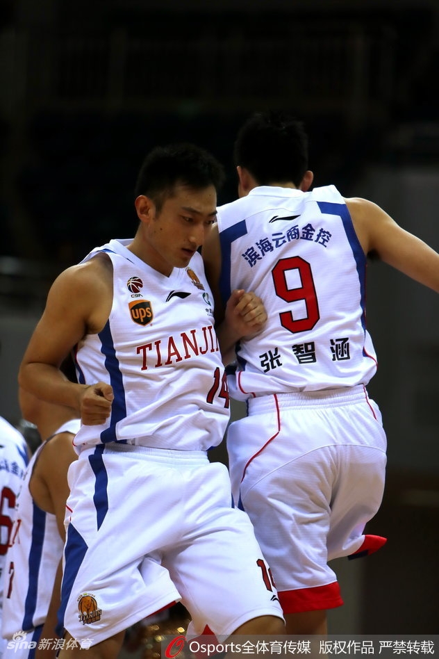 天津队外援杰特运球突破，遭遇上海男篮多人包夹防守，他在人缝中寻找传球路线，脸上写满了不甘与焦急。