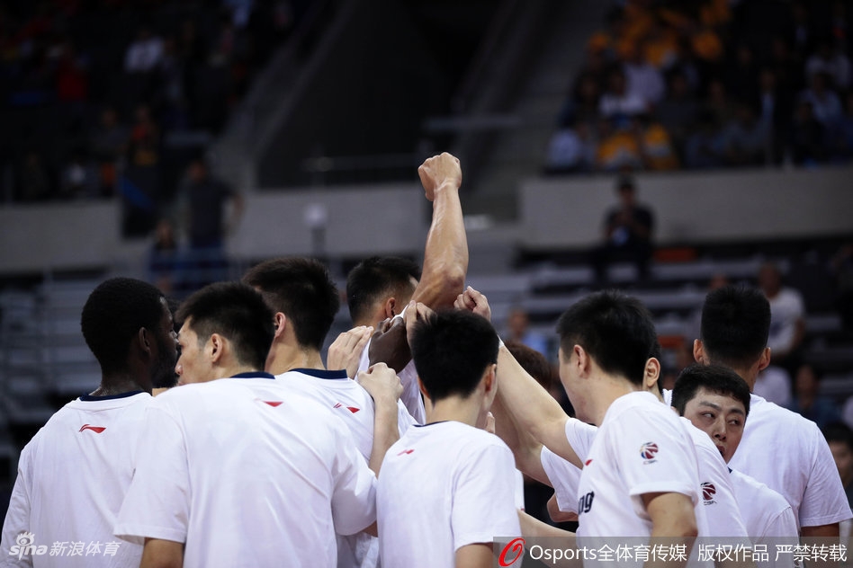 易建联在三人包夹的缝隙中强行起跳，以不可思议的滞空能力将球补进篮筐，展现出亚洲顶级内线的绝对实力。