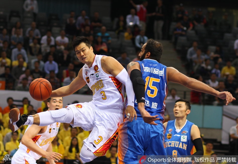 顾全场边发球瞬间，他目光坚定，身前的防守球员试图干扰，但全场贡献21分的他是深圳队上半场拉开比分的关键功臣。