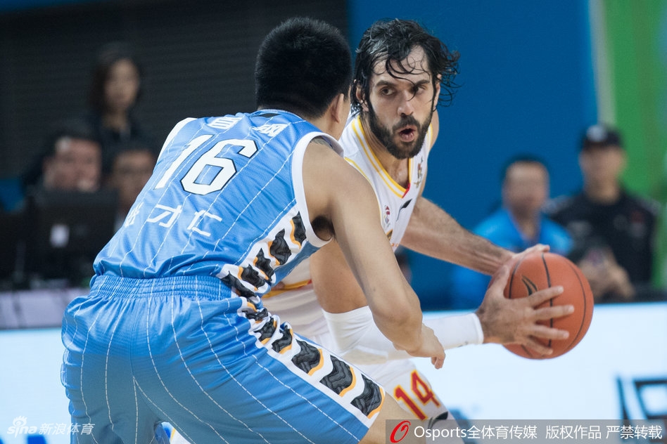 方硕在多人围堵下巧妙分球，他灵动的身影与对手的防守形成鲜明对比，展现了北京队核心后卫的出色视野。