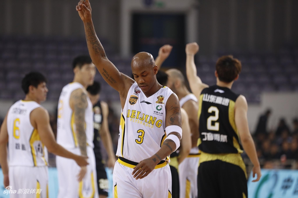 马布里与丁彦雨航在场上互相致意，新老两代MVP的双手紧握，完成了篮球火种的交接。