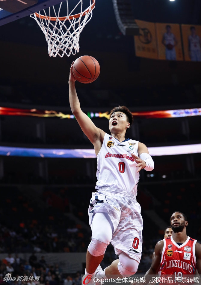 姚明微笑着为宏远创始人陈林颁发纪念奖杯，两人握手致意，这一瞬间承载着广东篮球数十年的荣光与梦想。