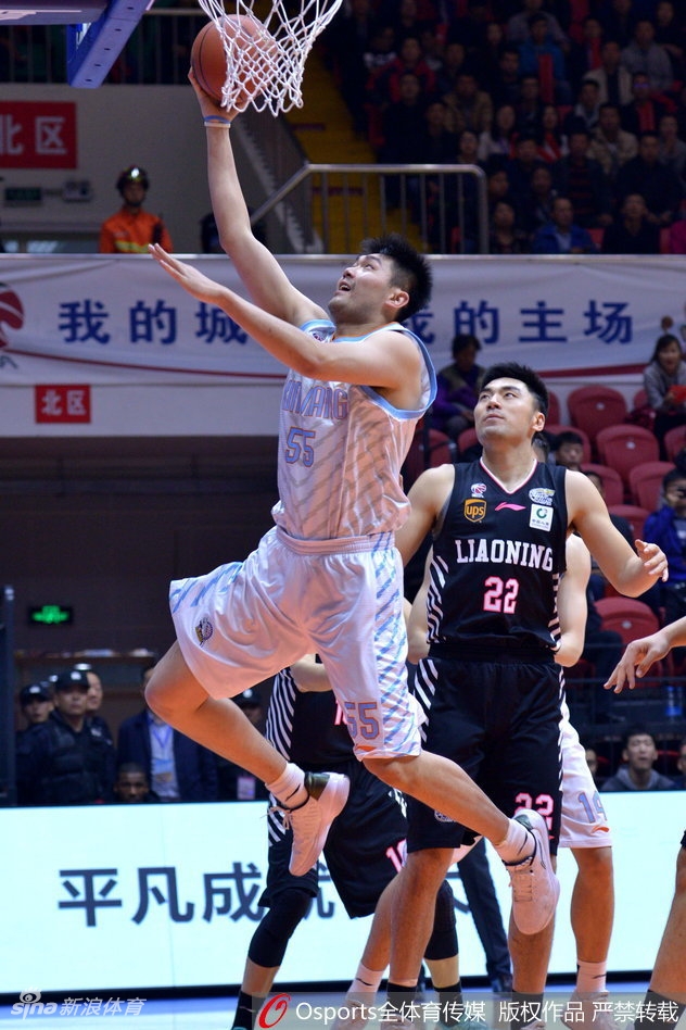 辽宁核心哈德森状态神勇,无视防守强行出手,他上半场百发百中的火热手感是球队建立巨大优势的利器。