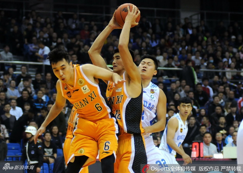 斯科拉在山西队替补席前起身鼓掌，为队友的精彩表现喝彩，眼神中充满了领袖的沉稳与鼓励。