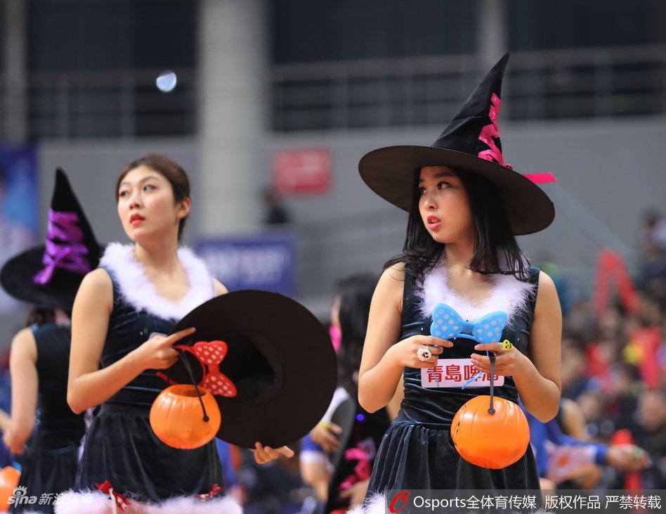 啦啦队员女巫造型特写,甜美笑容中带着一丝邪魅