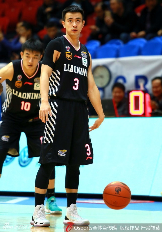 裁判组围在技术台前仔细回看录像,这次判罚不仅关乎比赛胜负,更是对新赛季启用规则的一次重要实践与检验。