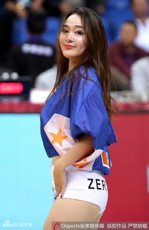 青岛啦啦队女巫装热舞瞬间,黑色裙摆飞扬如魅影