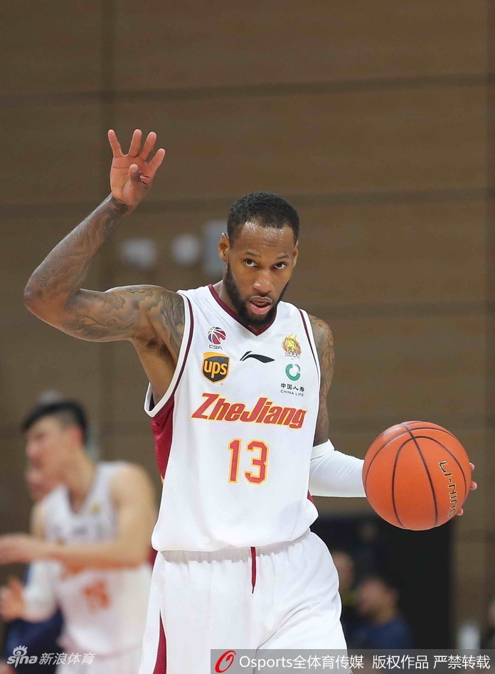 加时赛结束后，广厦球员们激动地围在一起庆祝这场来之不易的客场胜利，他们脸上的汗水在灯光下闪闪发光，映照着德比战的荣耀。