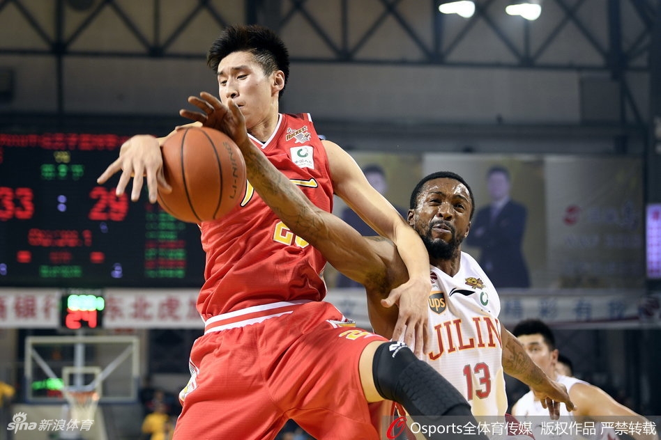 吉林队外援韦弗面对八一队的严防死守，自信地跳起出手，篮球在空中划出一道美妙的弧线，直奔篮筐而去。