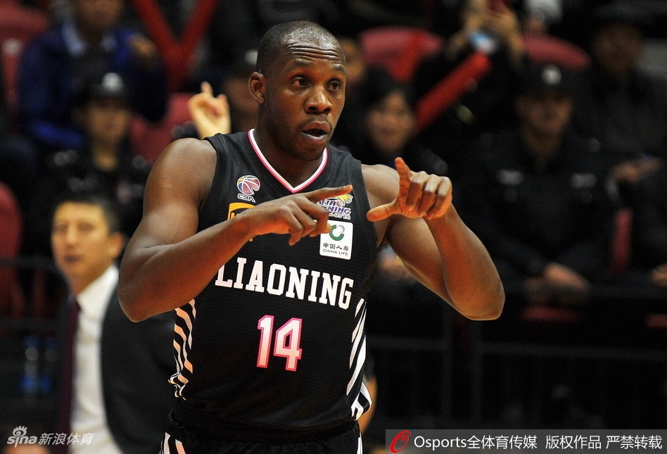 赵继伟全力追防亚当斯,手臂交织的瞬间成为整场比赛的焦点,这次战术犯规的时机和动作尺度引发了裁判组的慎重考量。