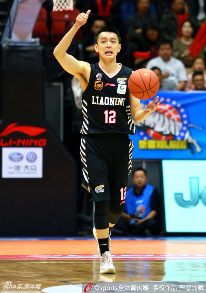 西热力江最后时刻出手三分,皮球在空中划过,全场目光聚焦于此,这记未能命中的投篮为这场史诗般的对决画上了句号。