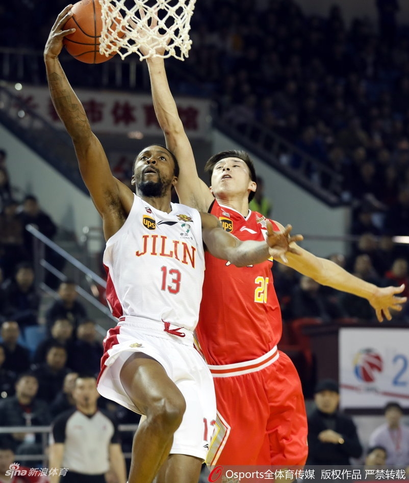 “神鸟”兰德里在八一队张祖铭的严密防守下，依然凭借强悍的身体素质拼抢下篮板球，眼神中充满了对胜利的渴望。