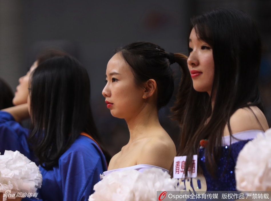 青岛男篮啦啦队化身娇蛮女巫,热情舞动点燃全场