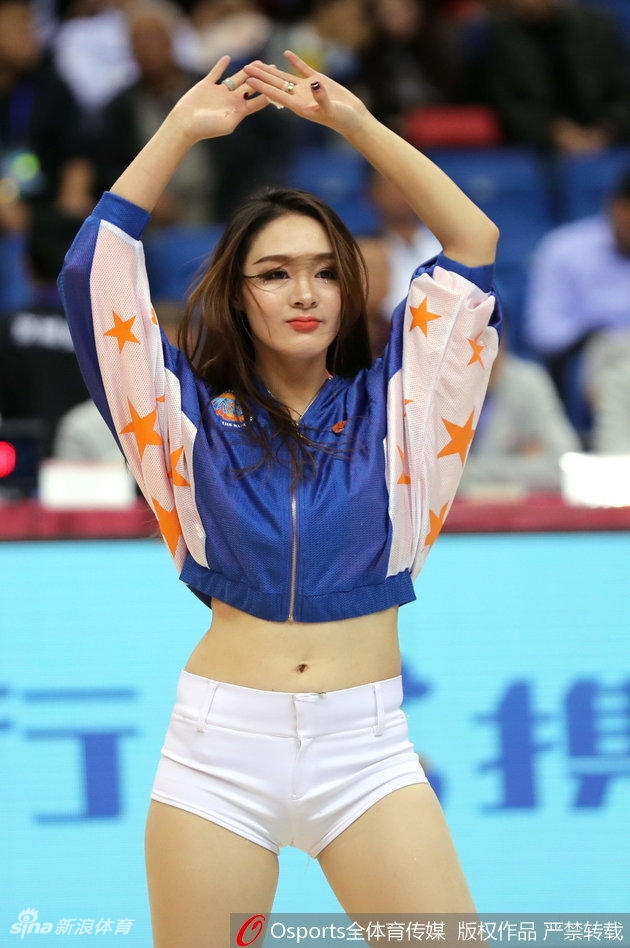 女巫啦啦队集体摆出搞怪姿势,娇蛮中带着可爱