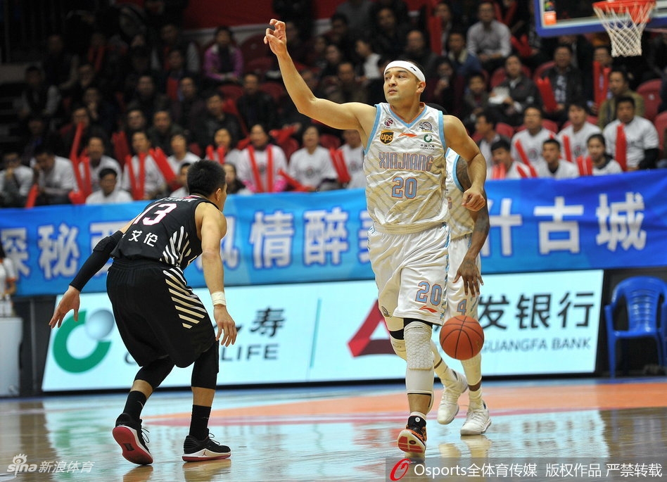 新疆外援亚当斯如孤胆英雄般撕裂防线,正是他在下半场的疯狂爆发,带领球队从近三十分的深坑中一步步艰难爬出。