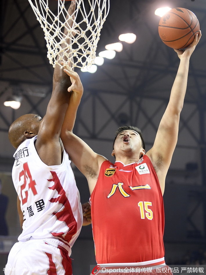 吉林队外援兰德里在比赛关键时刻，面对八一队许钟豪的封堵，高高跃起上演双手暴扣，这一球几乎杀死了比赛的悬念，瞬间引爆全场。