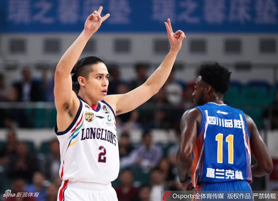 比赛结束后，广州队全体球员在场边围成一圈，为汉斯布鲁庆祝生日，场面温馨