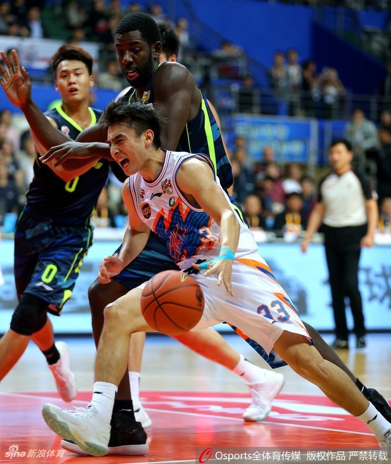 场边的广东队主帅尤纳斯双手抱胸,目光如炬地注视着场上局势,他精心布置的防守战术让上海队的进攻屡屡受挫,这位欧洲凯撒俨然是本场最佳战术师。