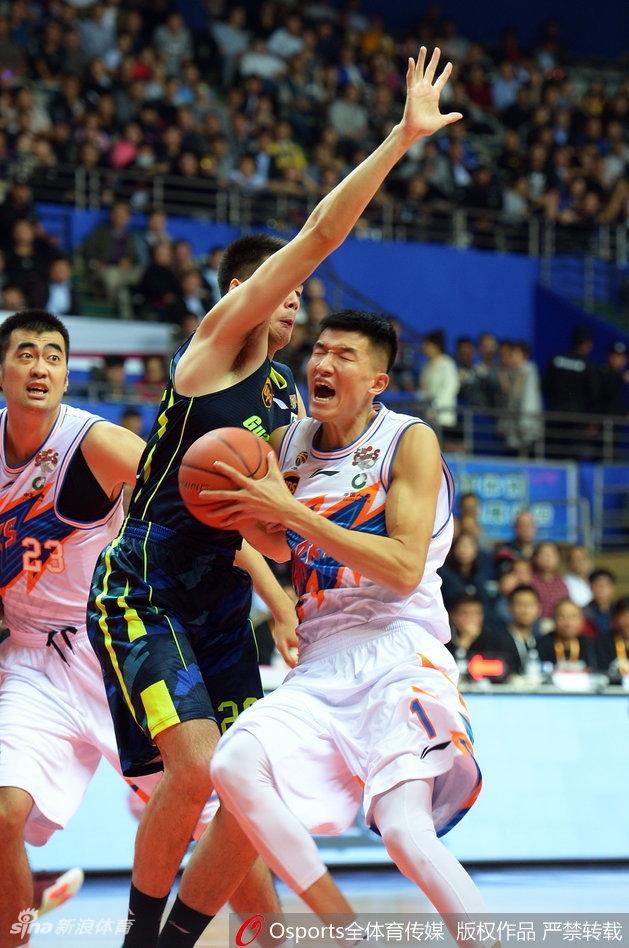 赵睿如同后卫线上的尖刀,持球强行突破上海队两名外援的夹击,他眼中只有篮筐,即便是对抗后身体失去平衡,也要将球抛向空中。