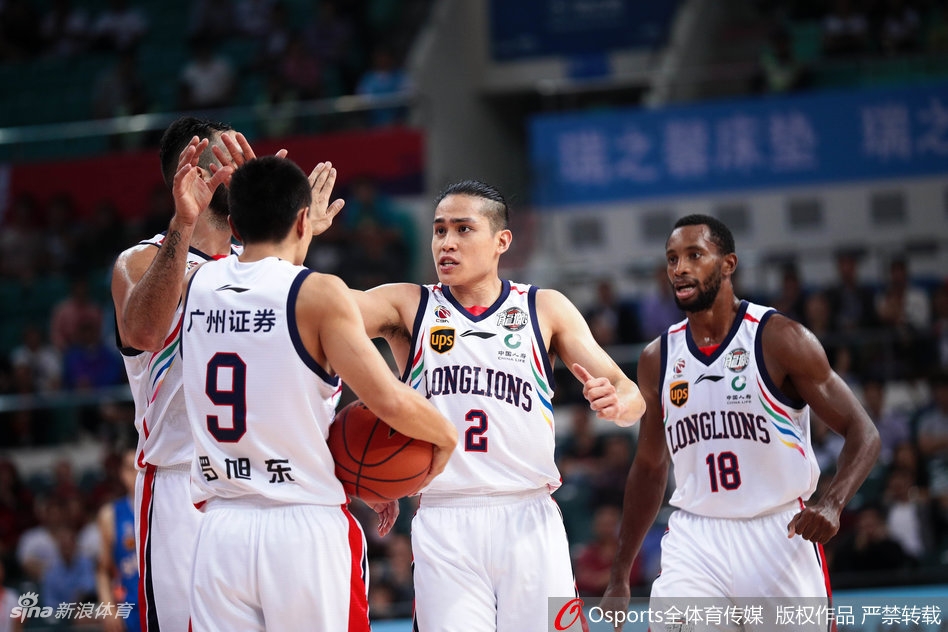 广州队球员朱旭航高高跃起，以一记势大力沉的单手劈扣终结进攻