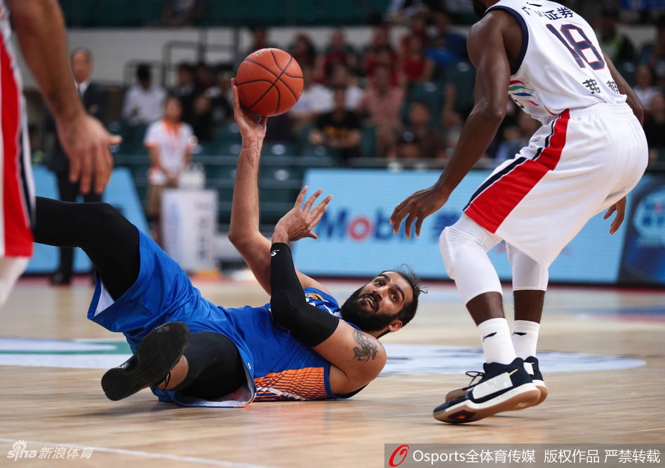 广州队外援汉斯布鲁在对方内线多人包夹下，依然强硬地将球补进篮筐