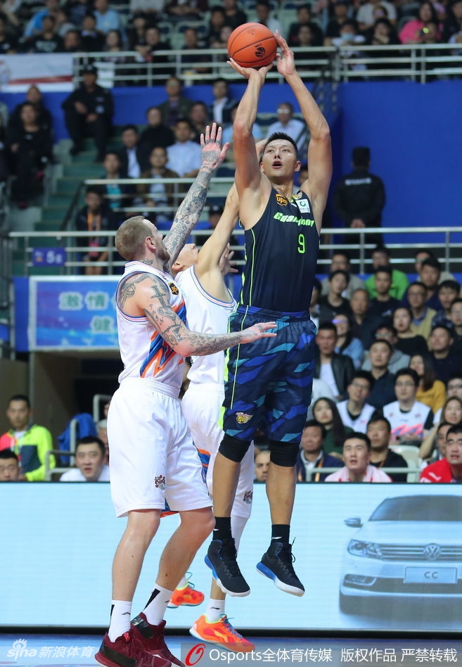 比赛结束的哨声吹响,赵睿与队友胡明轩击掌相庆,脸上洋溢着胜利的喜悦,他们用一场攻防两端的完美表现,证明了广东队新一代力量已经扛起了前进的大旗。