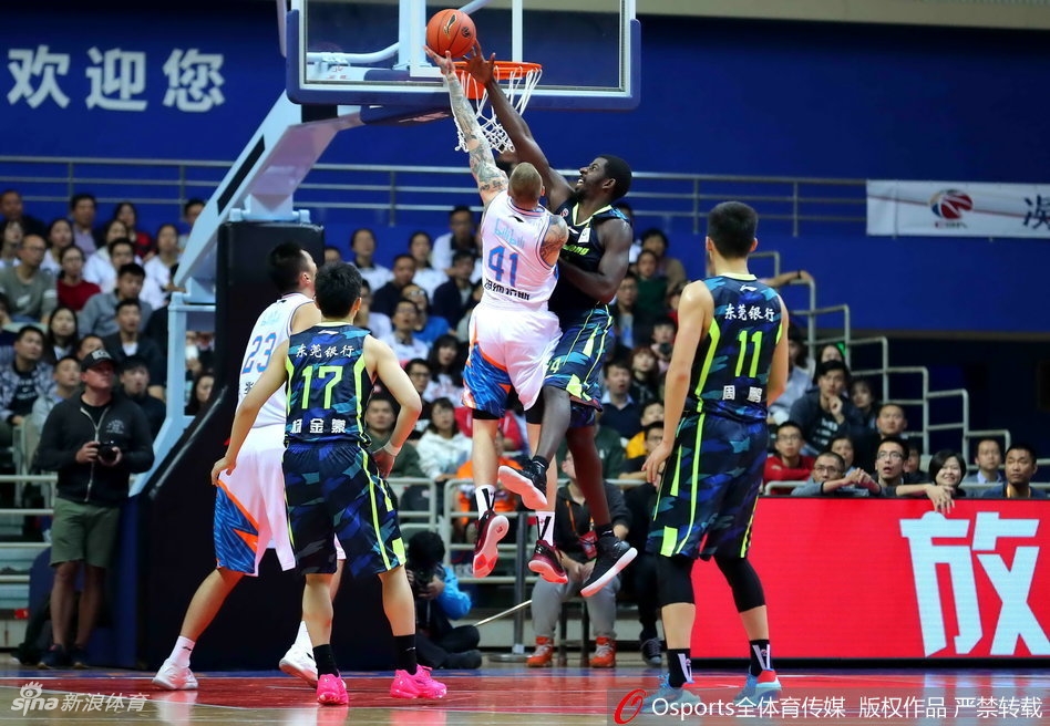 易建联在董瀚麟的贴身防守下高高跃起,用一次标志性的单手劈扣肆虐篮筐,整个球馆仿佛都为之震动,这一球也彻底点燃了广东队的替补席。