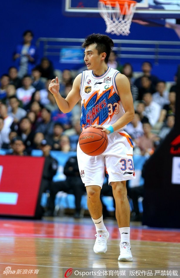 从董瀚麟手中成功抢断后,广东队小将胡明轩迅速发动快攻,面对空篮轻盈上篮,这一刻他的眼中闪烁着新生代球员的自信与锐气。