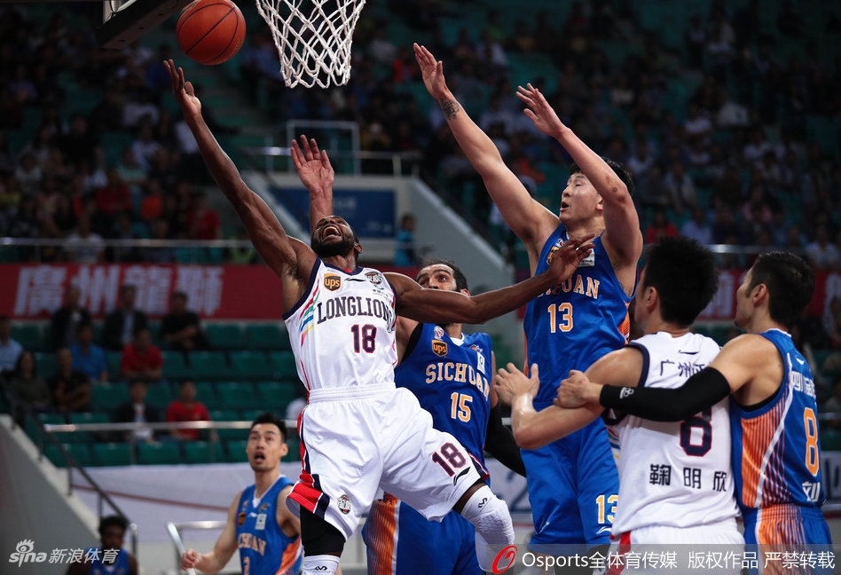 广州队外援在外线张手命中三分后，握拳怒吼，点燃了主场球迷的热情