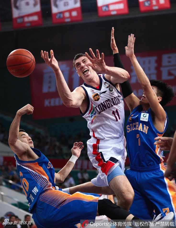 广州队球员在赢球后于场地中央围成一圈，相互加油鼓劲，团队氛围极佳