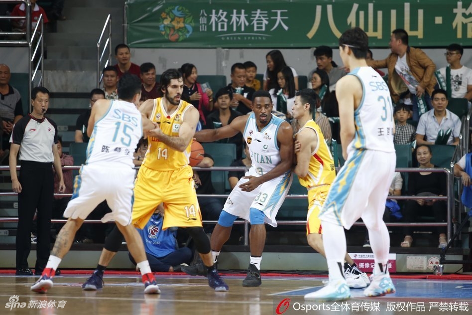 同曦外援希克森在福建内线双手暴扣,他狰狞的表情和隆起的肌肉宣告着客队反攻的号角已经吹响