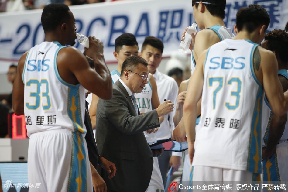 同曦外援巴赫拉米如尖刀般撕裂防线,以一记势大力沉的双手灌筐点燃客场替补席