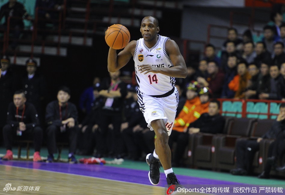 李晓旭高高跃起,在八一队内线头上摘得宝贵的前场篮板,落地瞬间他怒目圆睁,全身散发着国产魔兽的强悍与霸气。