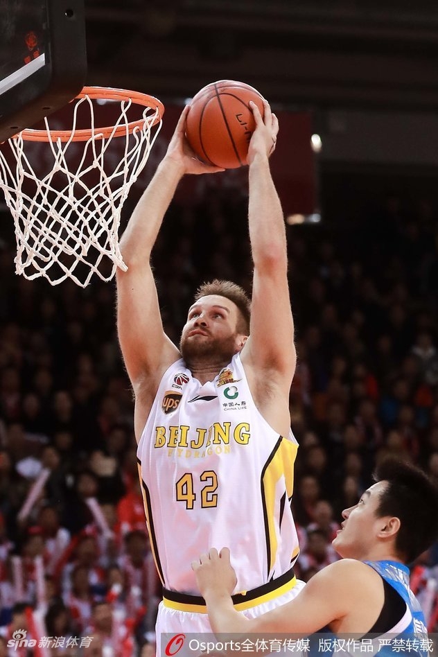 北控替补席全员起立，挥舞毛巾庆祝得分，每个人脸上都洋溢着胜利的喜悦与团队的热情。